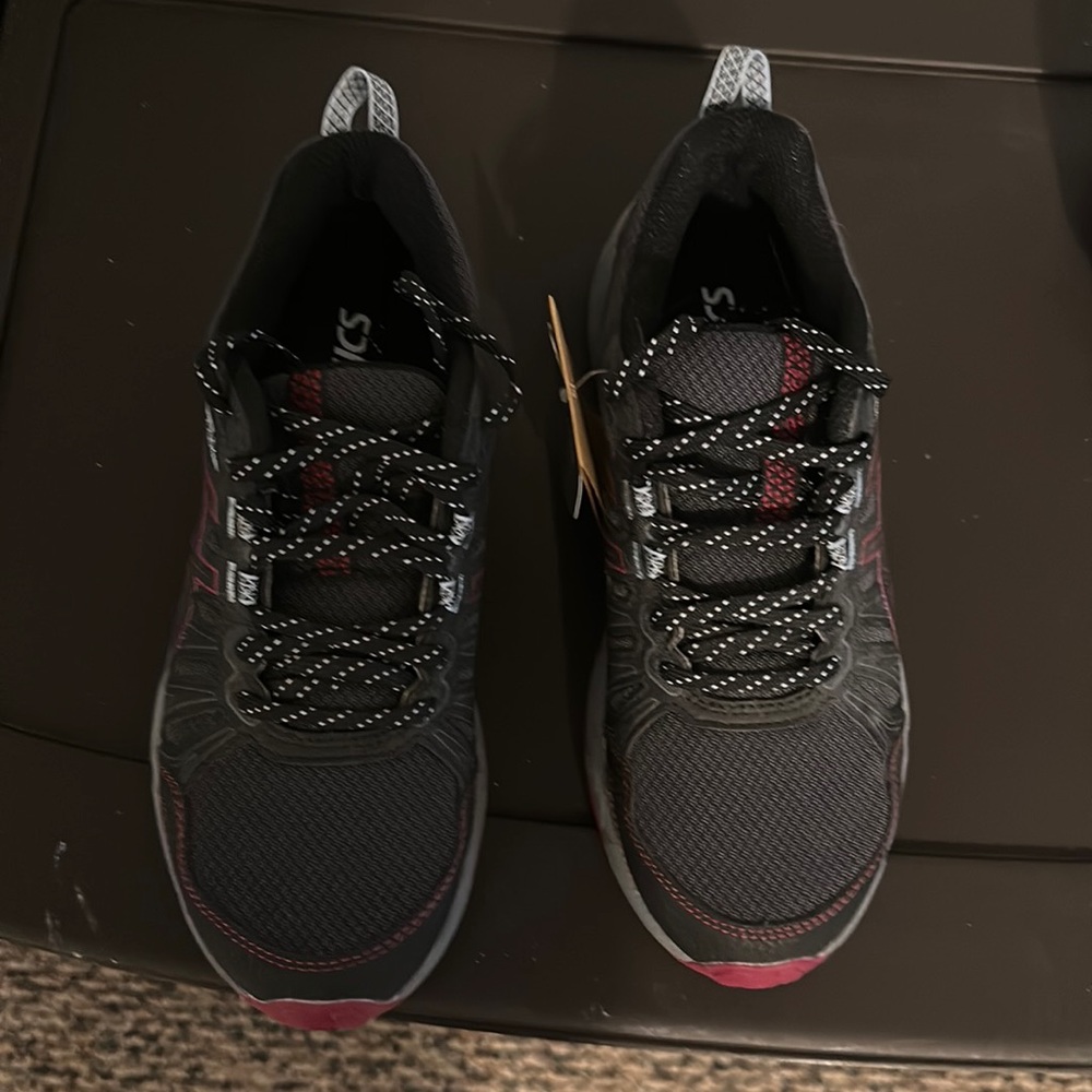 NEW Women’s Tennis Shoes Size 6